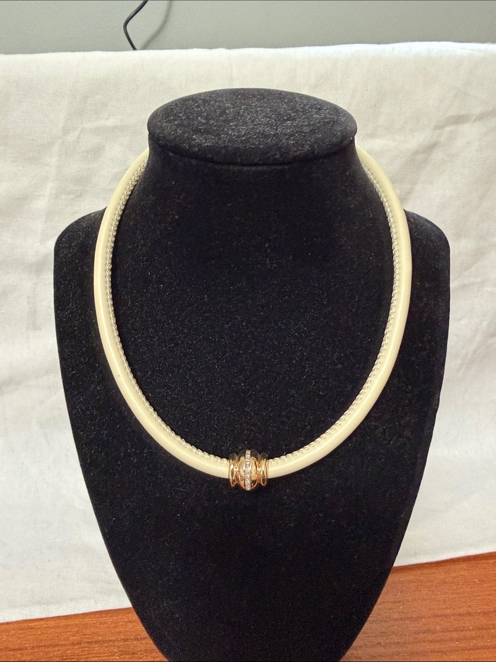 Cream Collar Necklace with Gold-Tone Accent